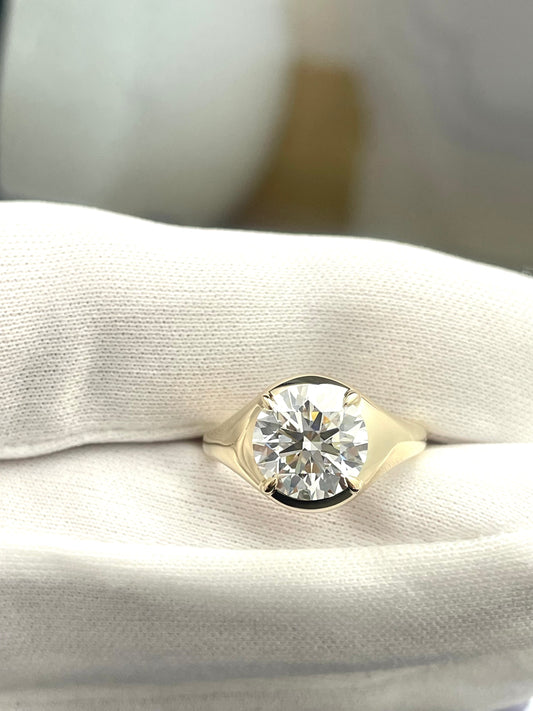 Round diamond ring in yellow gold with large center stone
