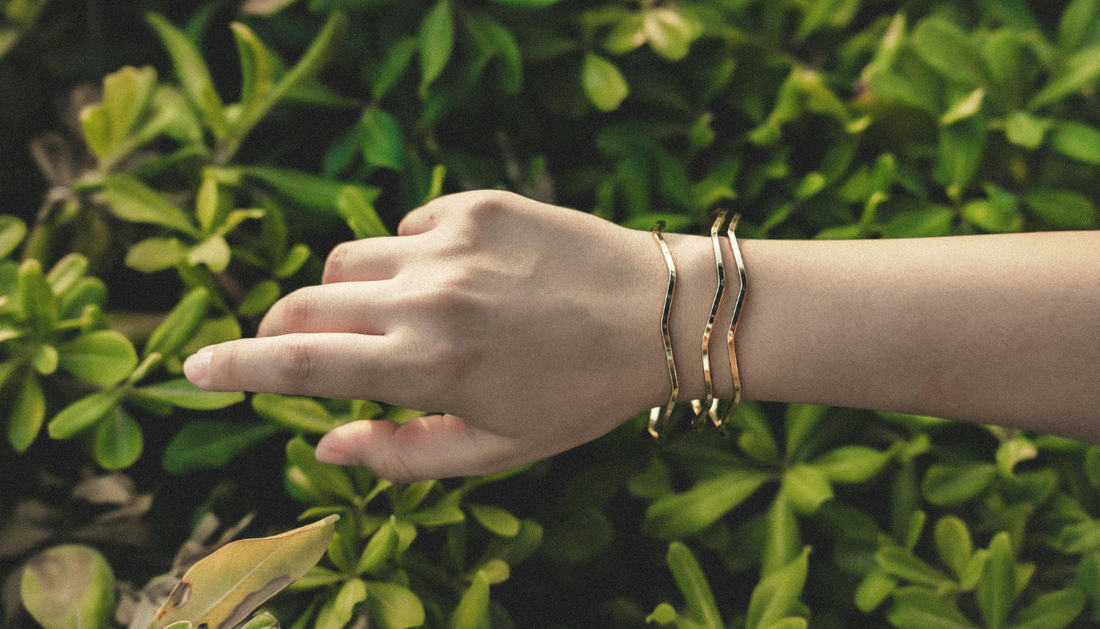 Why does cheap jewelry make my skin itchy, and what should I wear instead?