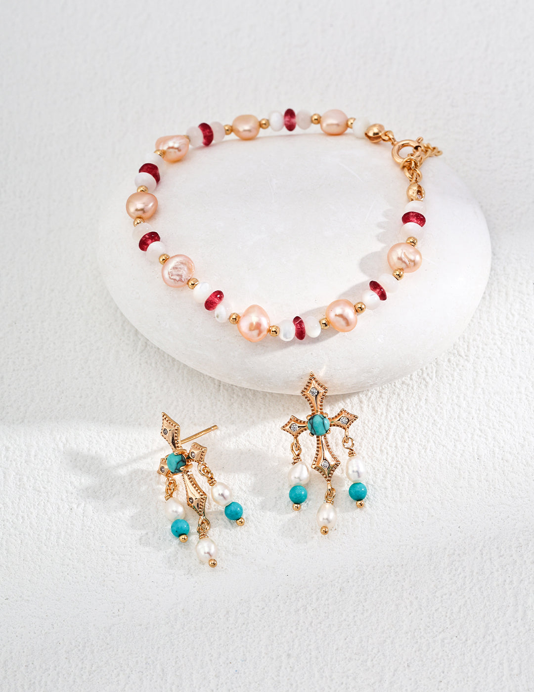Pink pearl and red bead beaded bracelet with gold-tone clasp and chain