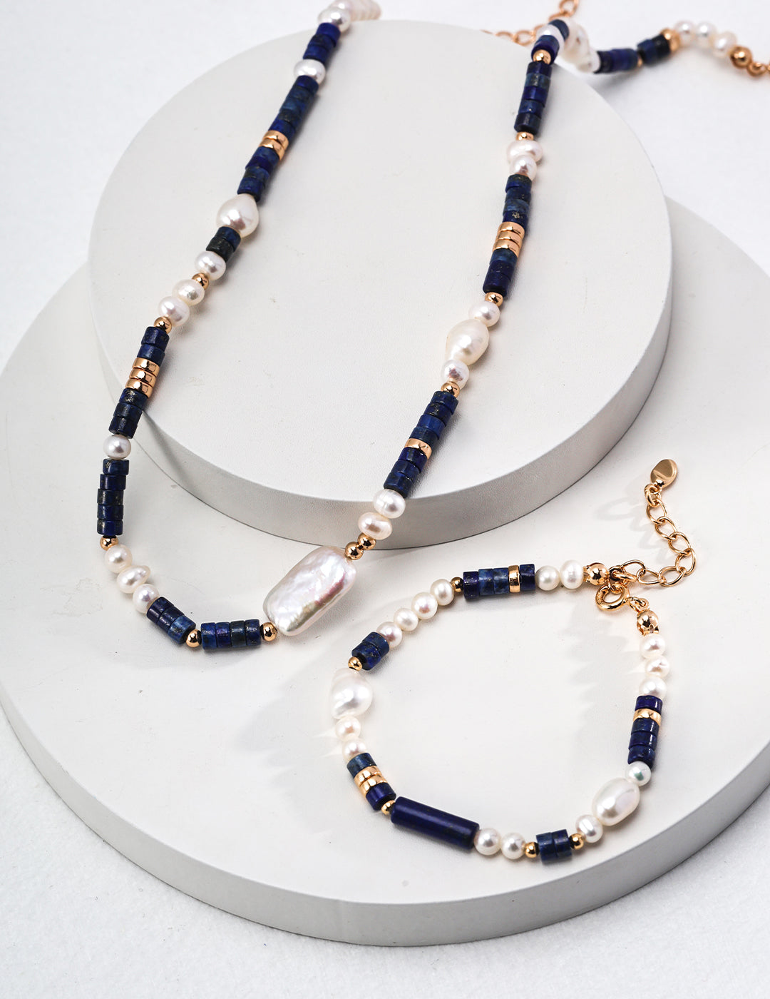 Freshwater pearl and lapis bead bracelet with gold links and clasp