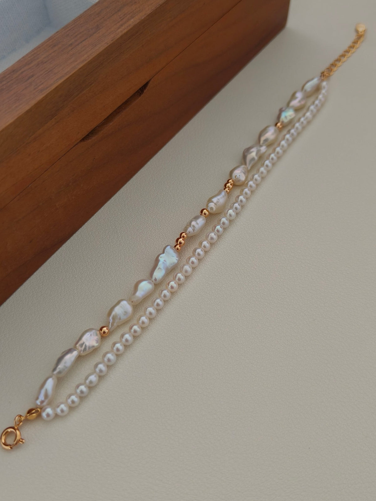 Double-layer pearl bracelet with baroque pearls and gold-tone connector links