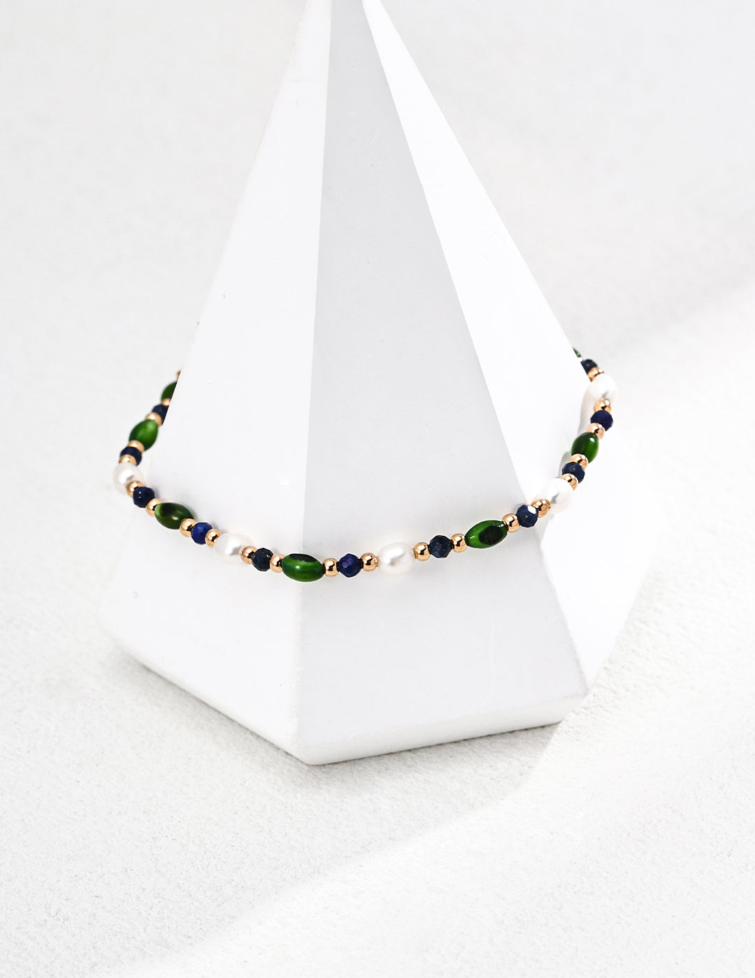 Beaded bracelet with green and blue beads and white pearls, finished with gold chain