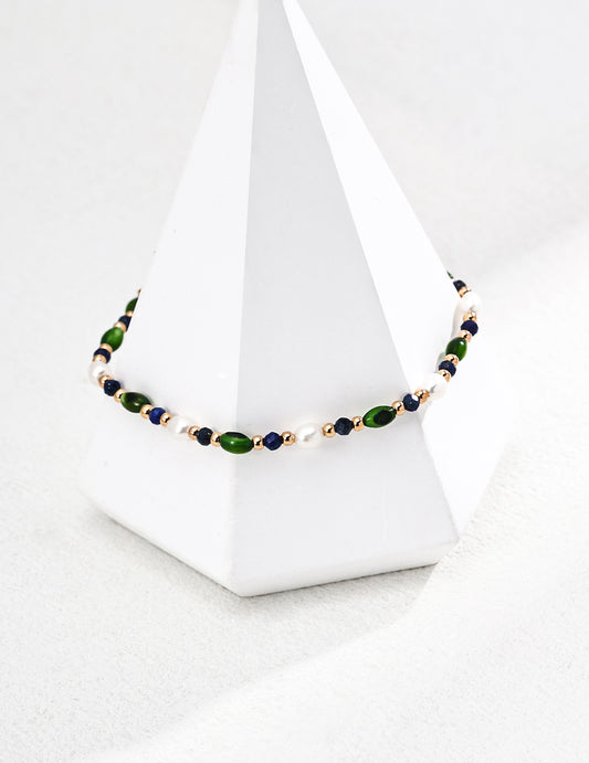Beaded bracelet with green and blue beads and white pearls, finished with gold chain